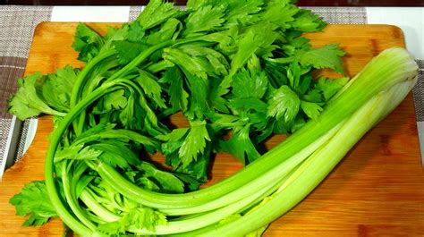 芹菜叶怎么做好吃又简单(芹菜叶怎么做好吃又简单凉菜)缩略图