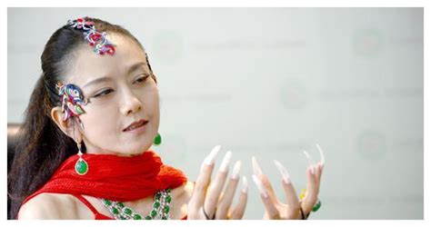 杨丽萍为什么总戴帽子,杨丽萍为什么总戴帽子的图片缩略图